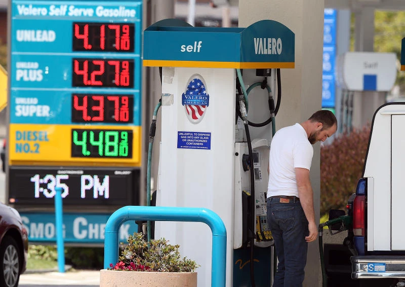 Oil slips on worries about Chinese demand