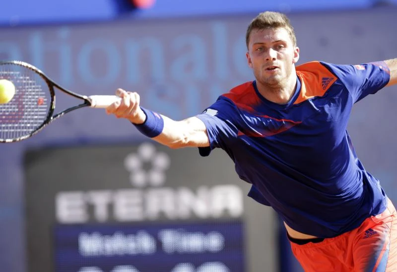 Slumping Federer crashes out in Gstaad