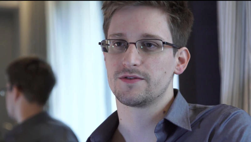 Snowden waits in airport as US presses Moscow