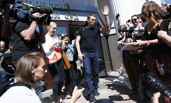 Navalny unexpectedly freed ahead of Moscow polls
