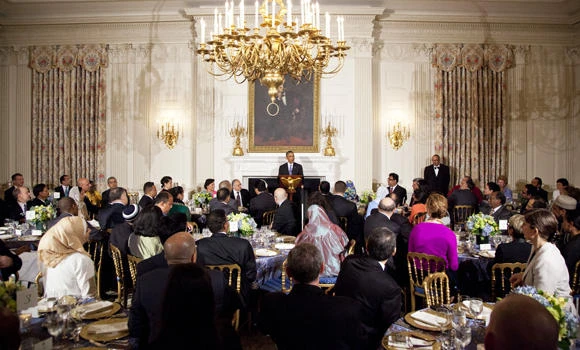 Obama hosts Ramadan dinner, salutes Muslim Americans