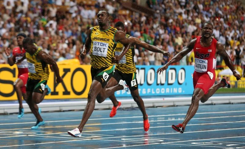 Bolt regains 100-meter gold in the rain