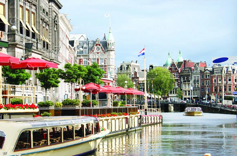 Emirates doubles Amsterdam services
