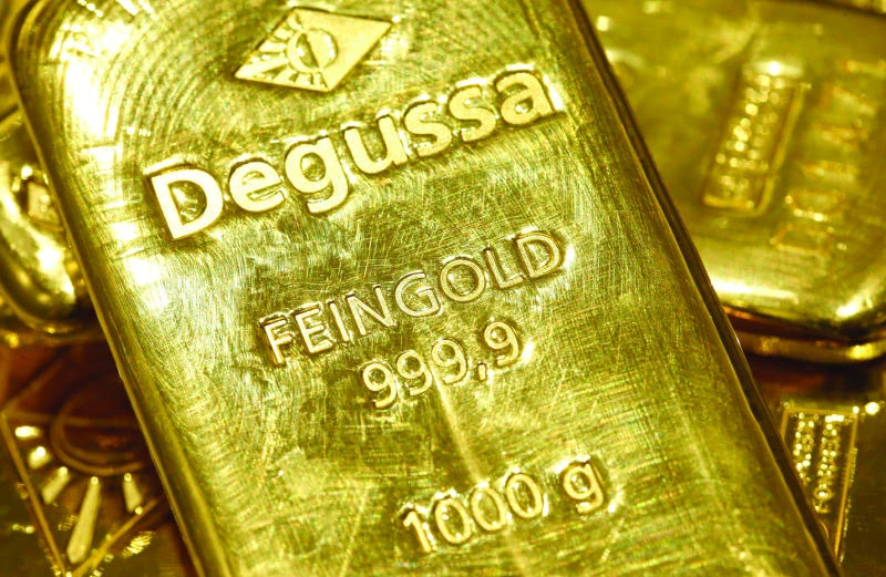 Gold slides to 2-1/2 week low on upbeat economic data