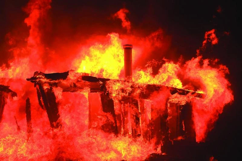 Hundreds flee, homes burn in California fire