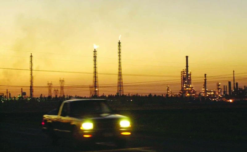 Oil prices tumble on long liquidation, fears of Fed easing