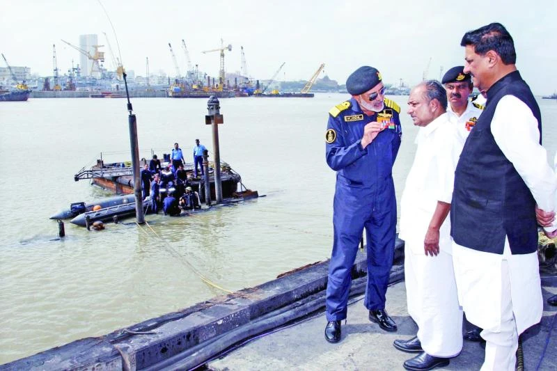 Divers struggle to refloat submarine