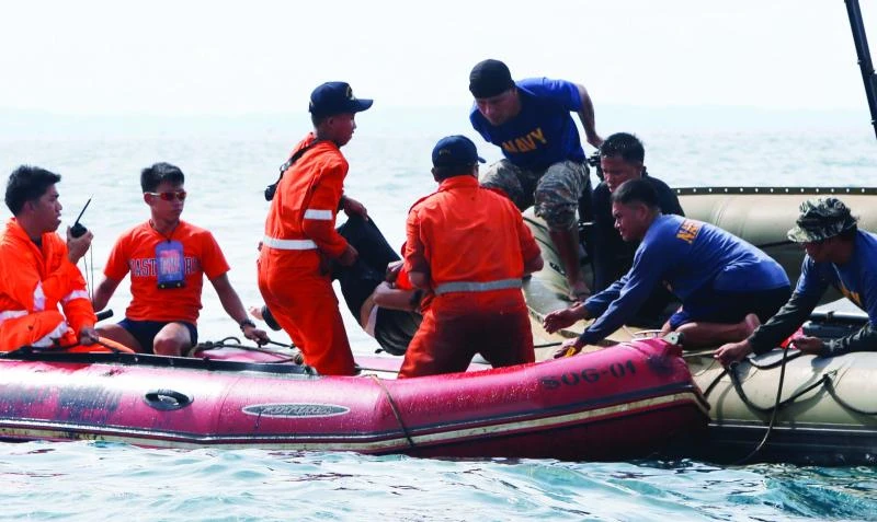Philippines suspends hunt for ferry disaster survivors