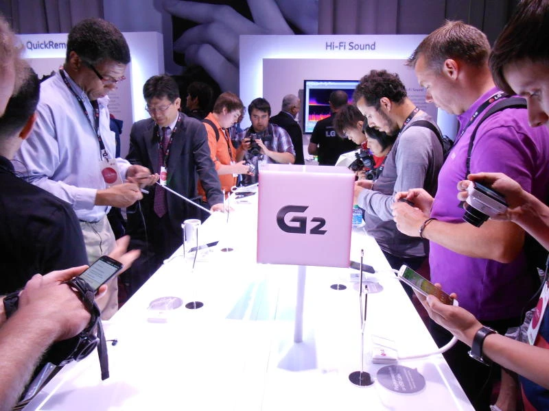 LG aims to sell 100,000 G2 smartphones in Kingdom
