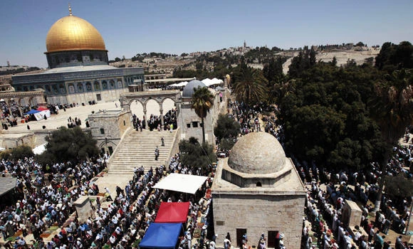 Nearly 300,000 Muslims throng Al-Aqsa compound