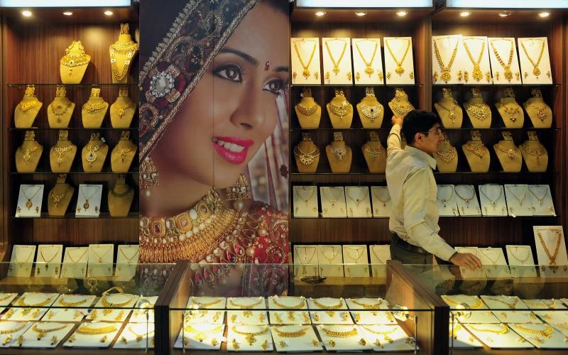 Gold drops on strong US and UK economic data