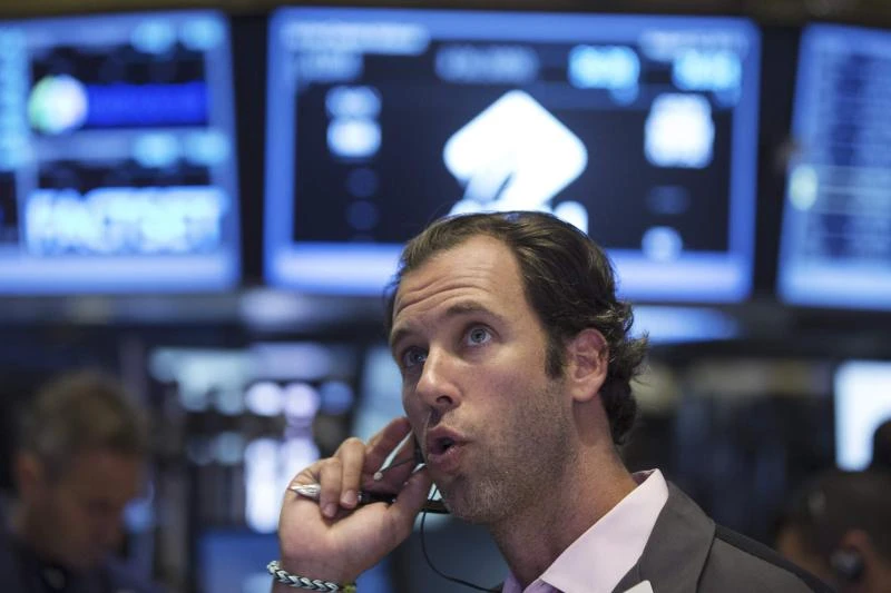 Gold jumps near $1,400 after home sales plunge