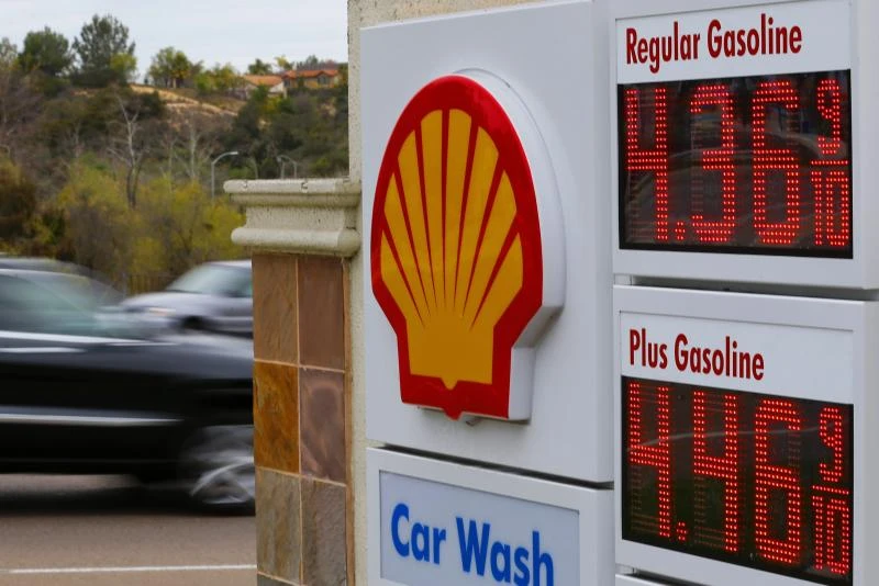 Costs hit Big Oil; shale surge lifts smaller producers