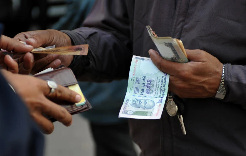 India renews efforts to prop up currency