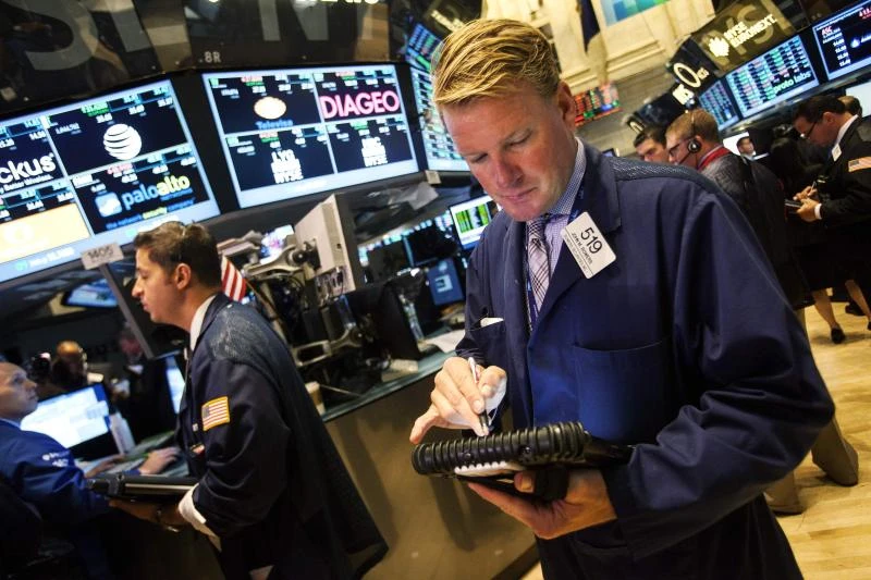 Stocks fall on Wall Street as retailers disappoint