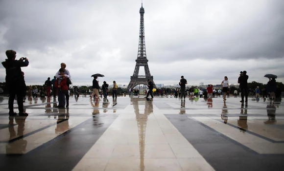 False bomb alert empties Eiffel Tower