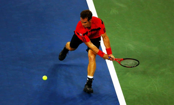 Champion Murray races to late night win, Venus out