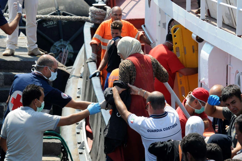 Boats with 350 migrants land in Italy
