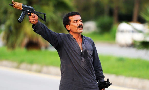 Pakistan police shoot gunman after televised standoff