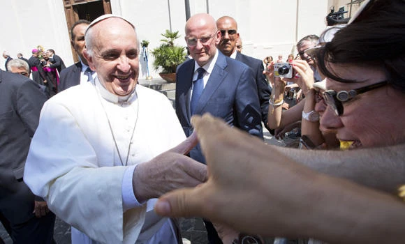 Pope dials strangers; paper offers telephone tips