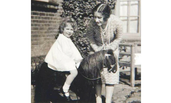 Book to reveal previously unseen Queen Elizabeth images