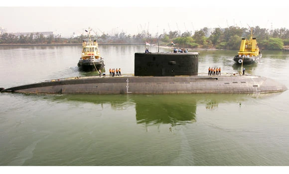 Indian sub explodes, sinks with 18 sailors aboard