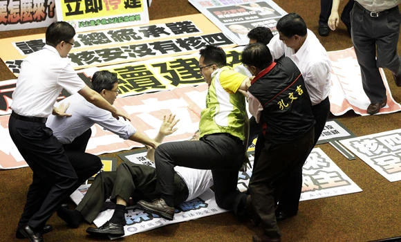 Taiwan lawmakers brawl over nuclear plant bill