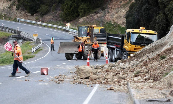 Quakes shake central New Zealand, damaging homes