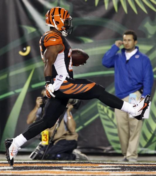 Bernard powers Bengals over Steelers 20-10