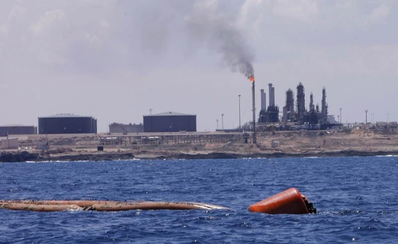 Oil firms rein in spending to save cash for dividends