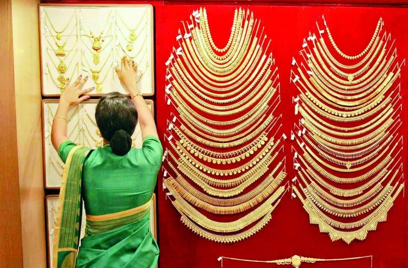 Gold falls 3% after sudden early drop saps momentum