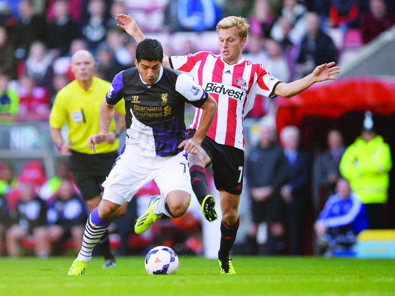 Returning Suarez sends Liverpool second