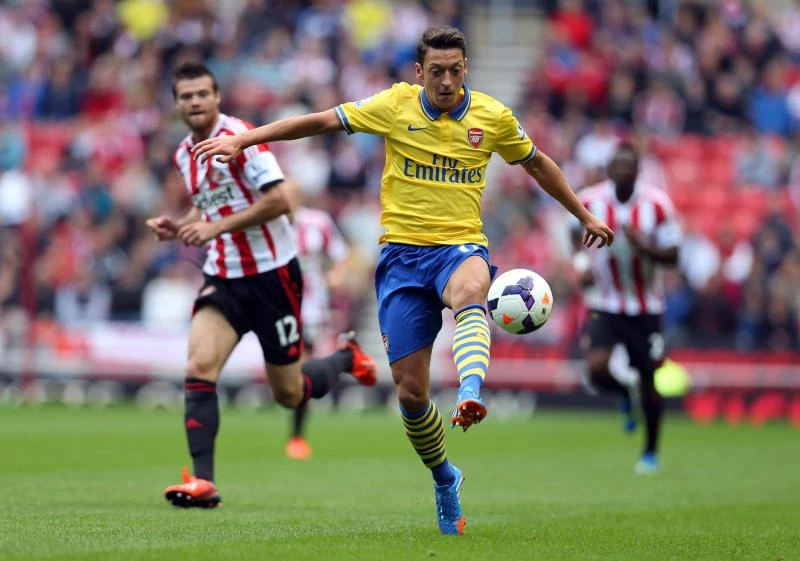 Ozil shines to make winning start with Arsenal