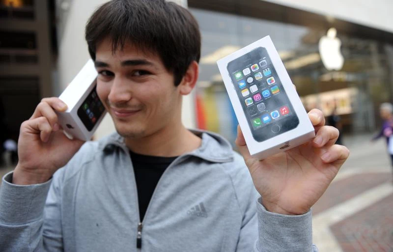 Apple sets new record for iPhones sales launch
