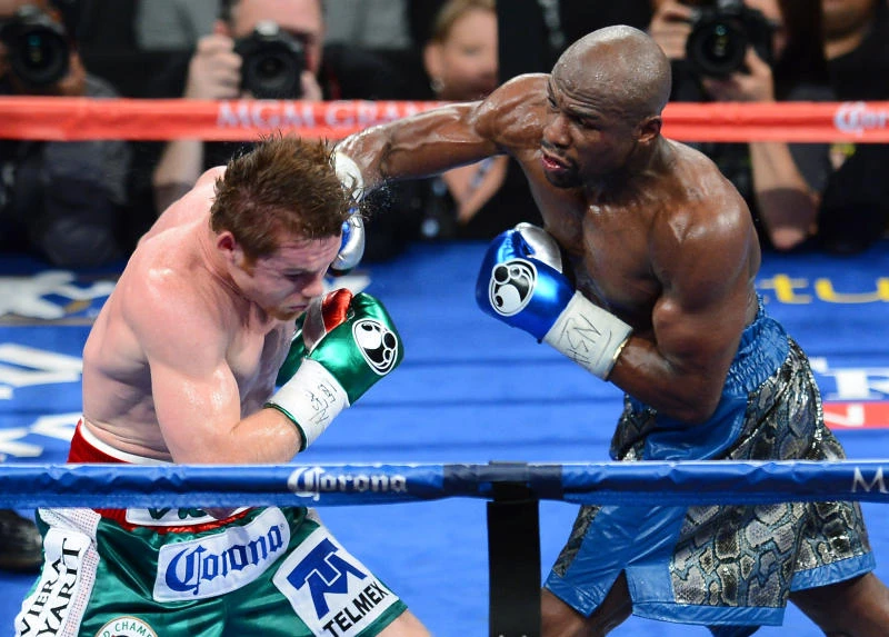 Mayweather dominates Alvarez for easy decision win