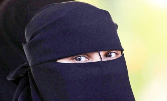 Woman allowed to wear veil in UK trial
