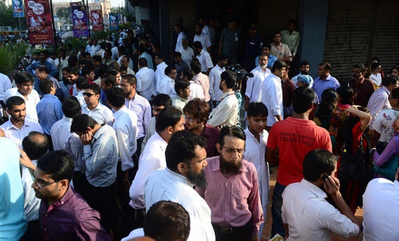 Pakistan struggles to help quake victims; 285 dead