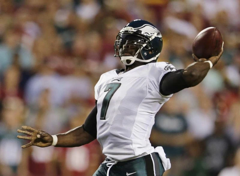 Vick outshines RG3 as Eagles beat Redskins
