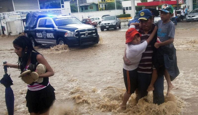 Ingrid hits Mexico coast after twin storms kill 21