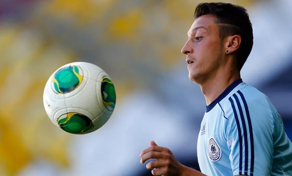 Arsenal record-signing Mesut Ozil set for debut