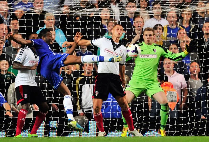 Chelsea goes top, Southampton stuns Liverpool