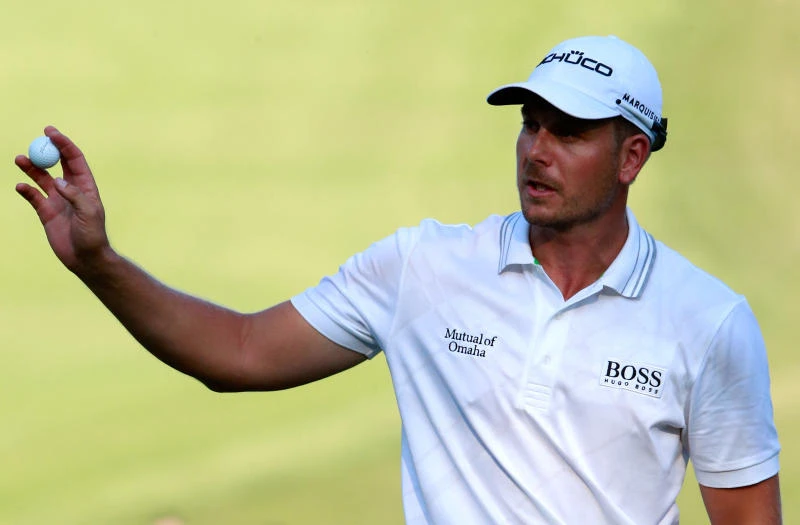 Stenson seizes lead, Tiger struggles