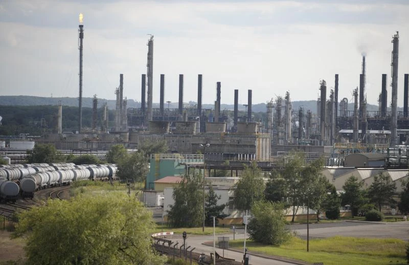 Oil falls as US weighs Syria action