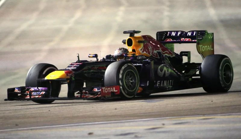 Front-runner Vettel scorches in Singapore