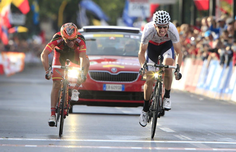 Costa pips favorites to win world title