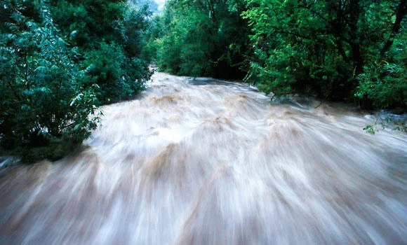 Thousands told to evacuate in Colorado flooding