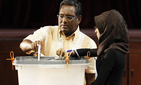 Ousted Nasheed leads in Maldives poll after turmoil