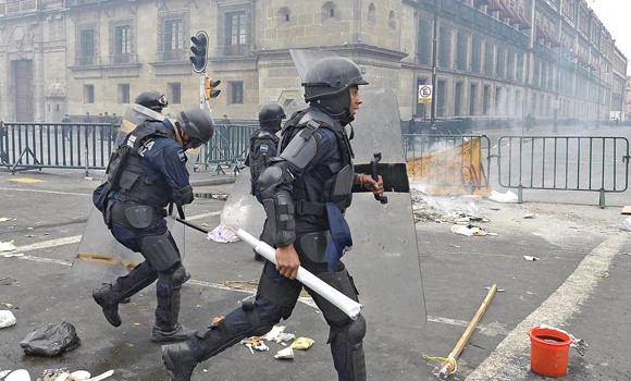 Mexico police clash with teachers in capital