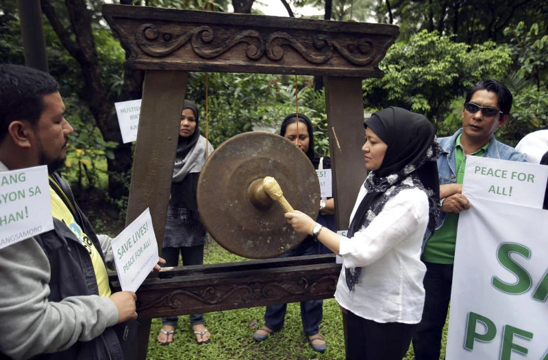 Rebels defiant as Philippine soldiers go for the kill