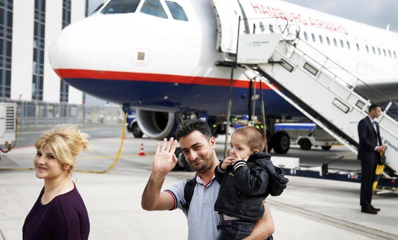 First group of Syrian refugees leaves for Germany
